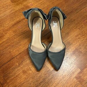 Journee Collection Women's Tanzi Pointed Toe Bow Pumps size 7.5. Color silver.